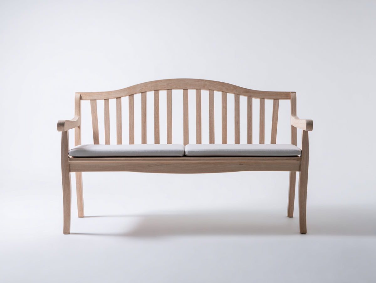 Gartenbank aus Holz 150x60x90 cm - Naturholz-Hellgrau - Klassisches Design mit Armlehnen und Sitzpolstern